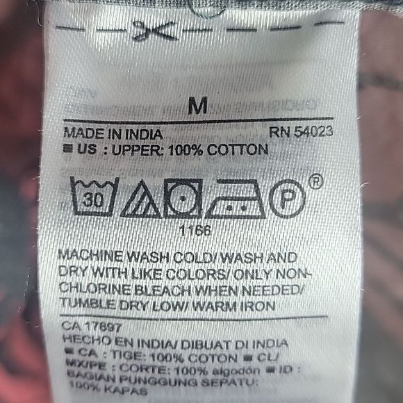 NWT Old Navy Slim Fit Printed Button Down. Size Medium - Picture 3 of 4